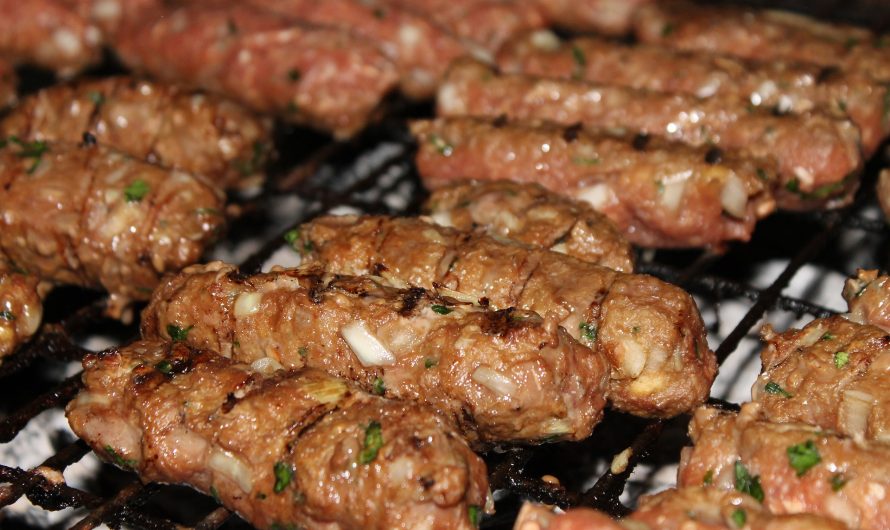 Türkische Hackröllchen mit Gurkenjoghurt und Salat