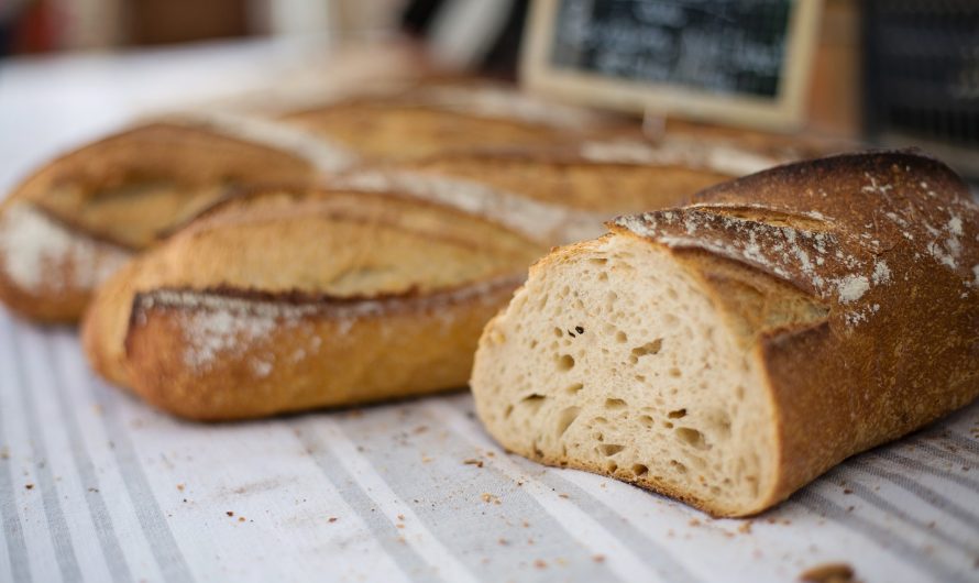 Knoblauchbaguette mit Hähnchen und Käse