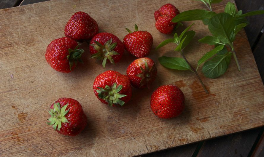 Grünes Spargeleis mit Erdbeeren