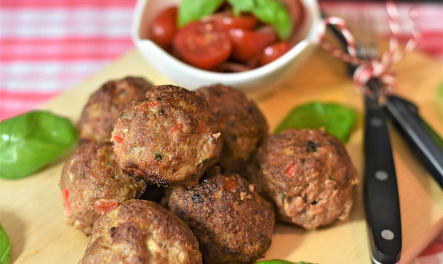 Erdnuss-Hackbällchen mit Gemüse in Currysauce